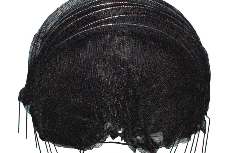 Sammenfoldet væksttunnel med sort insektnet, bøjler og jordpløkke